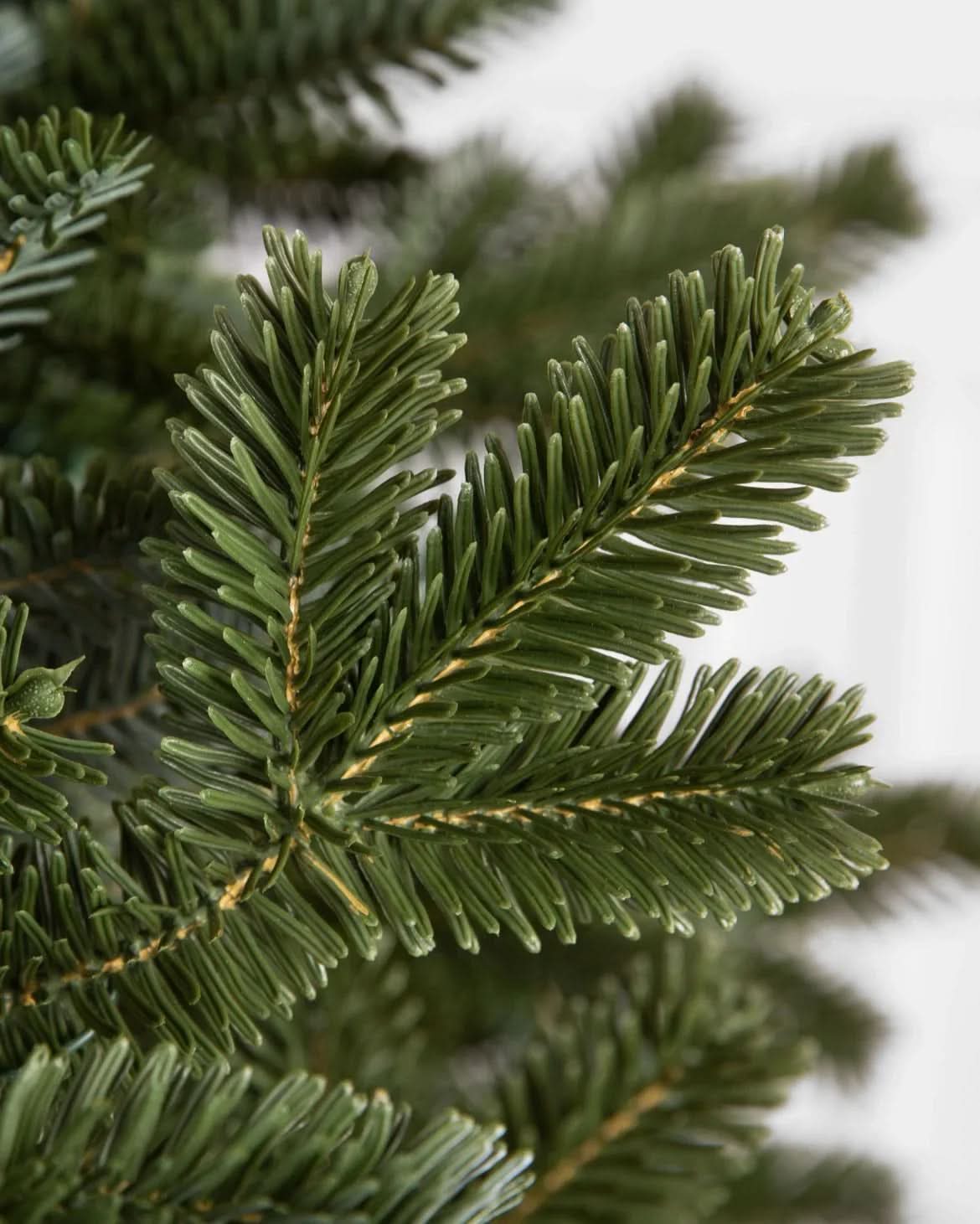 Árvore de Natal Verde Premium com Galhos Articulados, Suporte Metálico que gira e com Rodinhas e Micro LEDs Embutidos