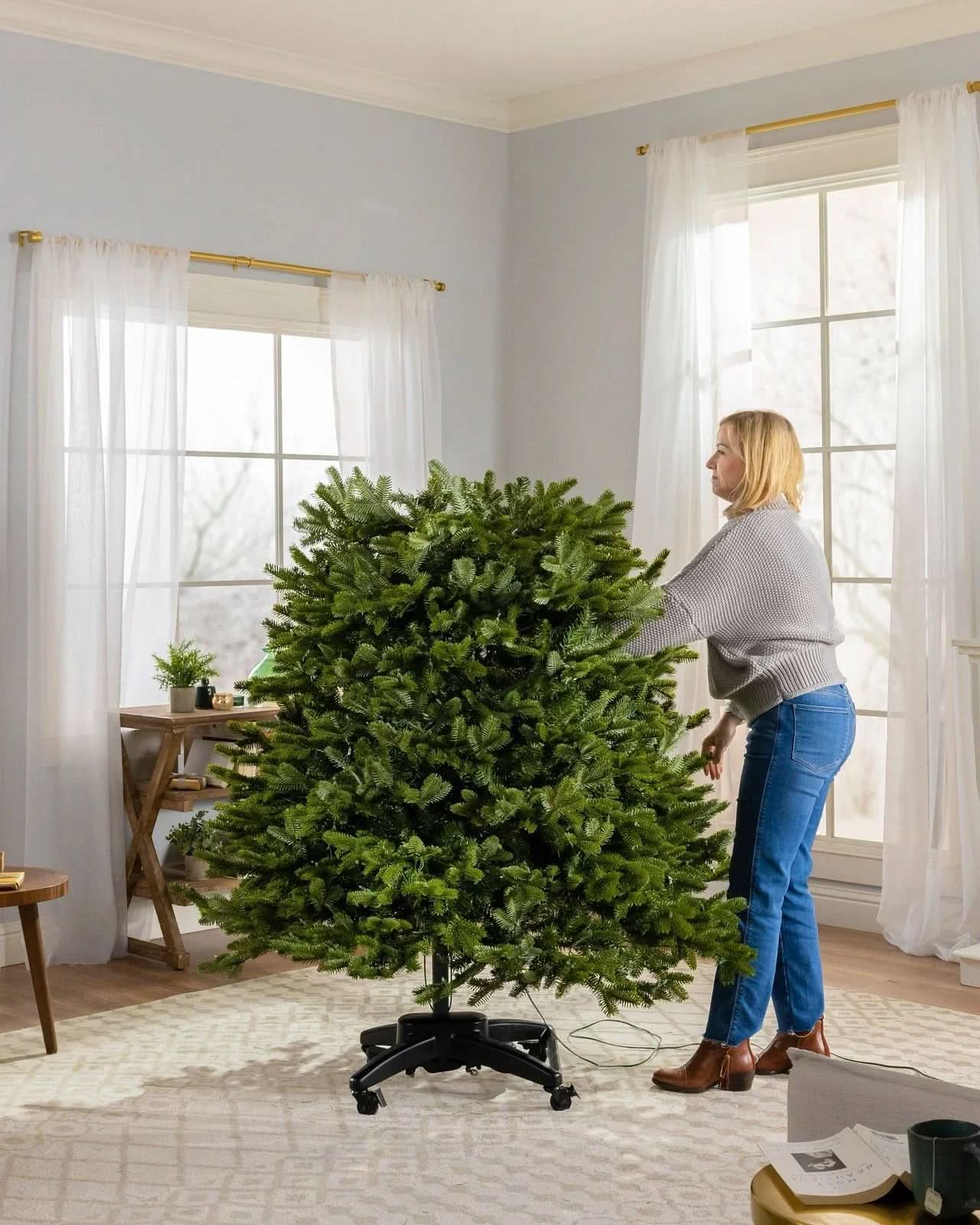 Árvore de Natal Verde Premium com Galhos Articulados, Suporte Metálico que gira e com Rodinhas e Micro LEDs Embutidos