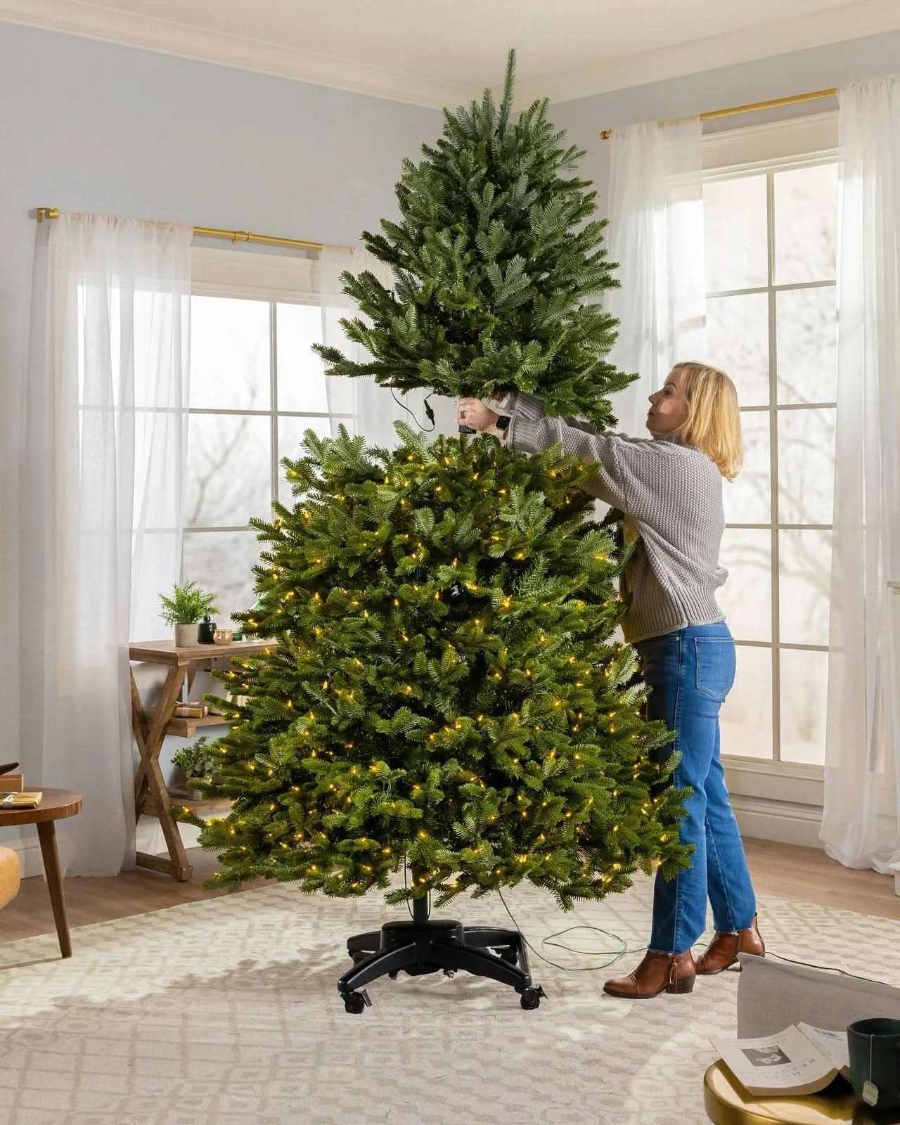 Árvore de Natal Verde Premium com Galhos Articulados, Suporte Metálico que gira e com Rodinhas e Micro LEDs Embutidos