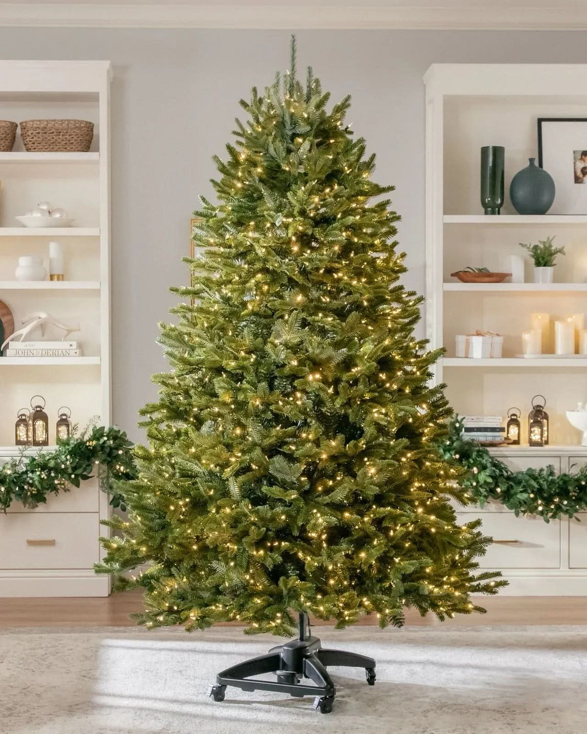 Árvore de Natal Verde Premium com Galhos Articulados, Suporte Metálico que gira e com Rodinhas e Micro LEDs Embutidos