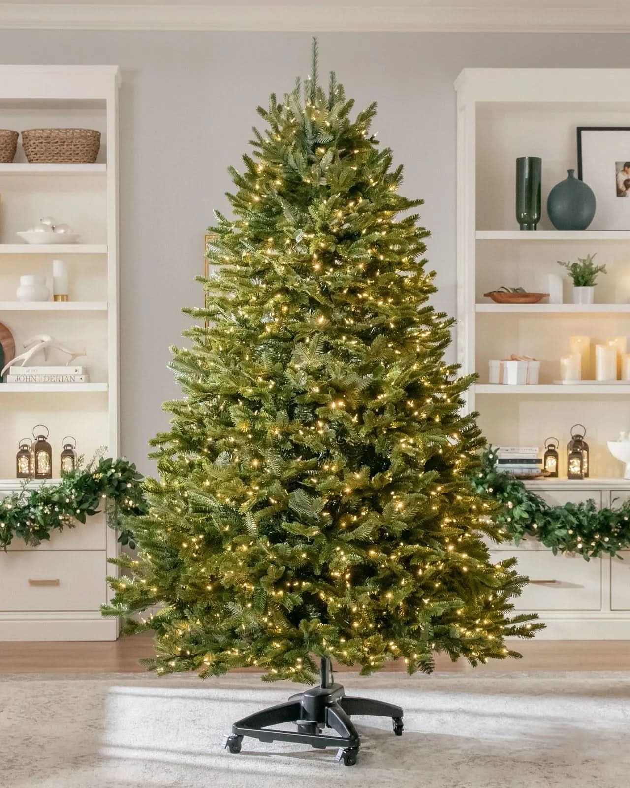 Árvore de Natal Verde Premium com Galhos Articulados, Suporte Metálico que gira e com Rodinhas e Micro LEDs Embutidos